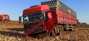 Motorista sai de pista e sofre acidente de carreta na MS-276