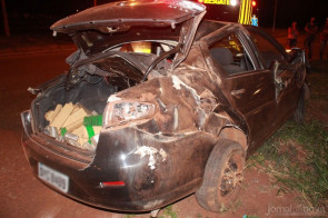 Após perseguição, casal capota carro com maconha e acaba preso