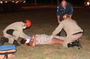 Após perseguição, casal capota carro com maconha e acaba preso