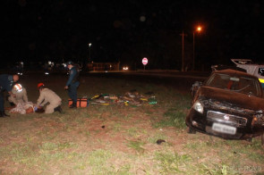 Após perseguição, casal capota carro com maconha e acaba preso