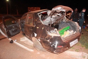 Após perseguição, casal capota carro com maconha e acaba preso