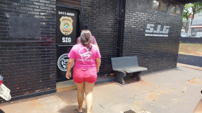 SIG investigando furto de bicicleta fecha 'boca de fumo' no Jardim Itália; mulher é presa