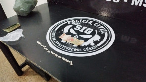 SIG investigando furto de bicicleta fecha 'boca de fumo' no Jardim Itália; mulher é presa