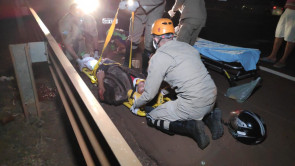 Motociclista fica com perna dilacerada após ser atropelado por veículos que tiravam racha em Dourados