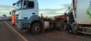Douradense morre após colisão entre caminhão e carreta na BR-163 em Rio Brilhante