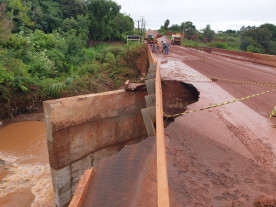 [Fotos]: Secretaria de Obras e Defesa Civil iniciam trabalhos de recuperação após forte chuva