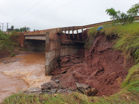 [Fotos]: Secretaria de Obras e Defesa Civil iniciam trabalhos de recuperação após forte chuva