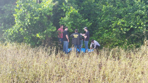 Polícia encontra chupeta de criança de 6 anos estuprada e assassinada em lavoura; vídeo