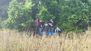 Polícia encontra chupeta de criança de 6 anos estuprada e assassinada em lavoura; vídeo