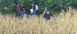Polícia encontra chupeta de criança de 6 anos estuprada e assassinada em lavoura; vídeo