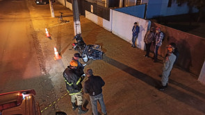 Mulher morre após bater moto em poste de energia em Dourados