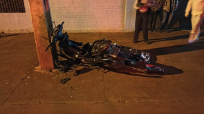 Mulher morre após bater moto em poste de energia em Dourados