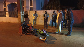 Mulher morre após bater moto em poste de energia em Dourados