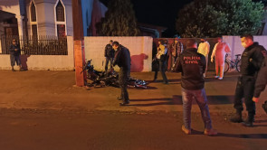 Mulher morre após bater moto em poste de energia em Dourados