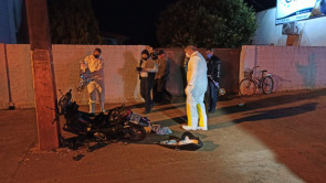 Mulher morre após bater moto em poste de energia em Dourados