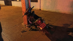 Mulher morre após bater moto em poste de energia em Dourados