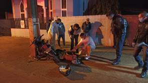 Mulher morre após bater moto em poste de energia em Dourados