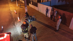 Mulher morre após bater moto em poste de energia em Dourados