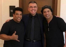 Ronaldinho Gaúcho com o irmão, Assis, e o advogado Sérgio Queiroz Foto: Reprodução/Instagram