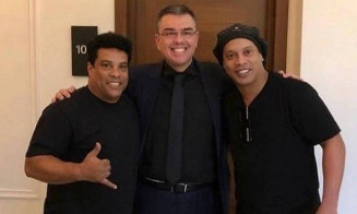 Ronaldinho Gaúcho com o irmão, Assis, e o advogado Sérgio Queiroz Foto: Reprodução/Instagram