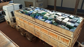 Maior do Brasil: Polícia apreende 33,3 toneladas de maconha em carreta bi-trem e dois homens são presos