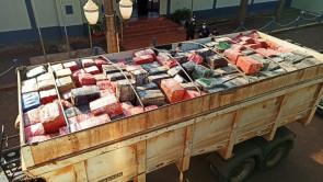 Maior do Brasil: Polícia apreende 33,3 toneladas de maconha em carreta bi-trem e dois homens são presos