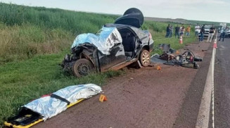 Veículo colidiu frontalmente com o caminhão; Foto: Coxim Agora