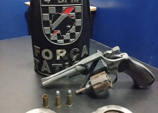 Revólver calibre 32 apreendido pela Policia Militar; Foto: PM
