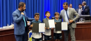 Jogadores e diretores do Pró Gol são homenageados na Câmara Municipal por conquista de campeonato