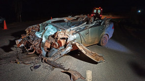 Dourados: Após colisão, carro passa em baixo de carreta, teto é arrancado e motorista morre