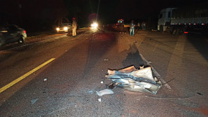 Dourados: Após colisão, carro passa em baixo de carreta, teto é arrancado e motorista morre