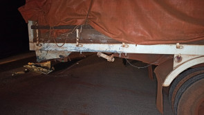 Dourados: Após colisão, carro passa em baixo de carreta, teto é arrancado e motorista morre