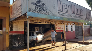 Motorista bêbado, briga com a esposa e joga o carro contra oficina e acaba preso