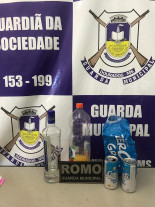 Motorista bêbado, briga com a esposa e joga o carro contra oficina e acaba preso