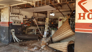 Motorista bêbado, briga com a esposa e joga o carro contra oficina e acaba preso