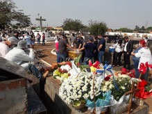 Enterro da técnica em enfermagem aconteceu no cemitério de Rio Brilhante; foto: Olimar Gamarra