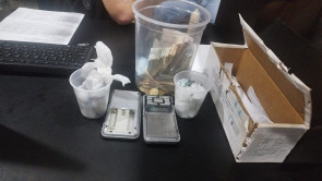 Interno do semiaberto é flagrado com drogas, dinheiro e balança de precisão