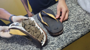 Interno do semiaberto é flagrado com maconha no chinelo em Dourados