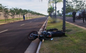 Motociclista sofre acidente em avenida de condomínio de luxo e morre; veja o vídeo