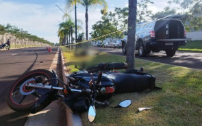 Motociclista sofre acidente em avenida de condomínio de luxo e morre; veja o vídeo