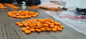 Dominicana é presa com quase 12 mil doses de ecstasy em aeroporto
