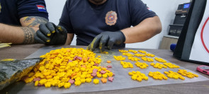 Dominicana é presa com quase 12 mil doses de ecstasy em aeroporto