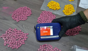 Dominicana é presa com quase 12 mil doses de ecstasy em aeroporto