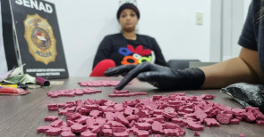 Dominicana é presa com quase 12 mil doses de ecstasy em aeroporto