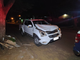 Caminhonete invade preferencial, atinge entregador que morre após moto pegar fogo