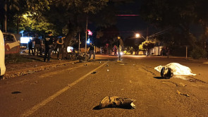 Caminhonete invade preferencial, atinge entregador que morre após moto pegar fogo
