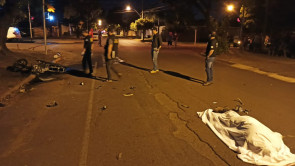 Caminhonete invade preferencial, atinge entregador que morre após moto pegar fogo