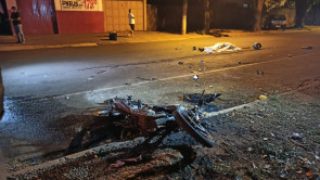 Caminhonete invade preferencial, atinge entregador que morre após moto pegar fogo