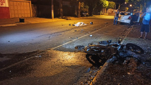 Caminhonete invade preferencial, atinge entregador que morre após moto pegar fogo