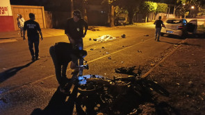 Caminhonete invade preferencial, atinge entregador que morre após moto pegar fogo